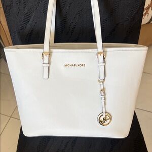 MICHAEL KORS White Saffiano Leather Tote with Gold Hardware